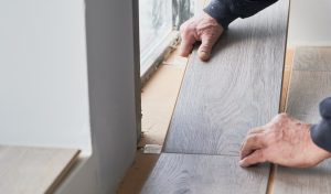 Skimmelsvamp under trægulv, vinylgulv og laminatgulv